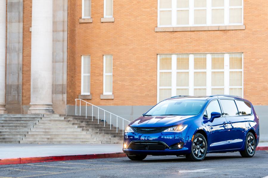  Chrysler Pacifica Hybrid S Appearance Package (RU) 2018 года  (фото 8 из 33)